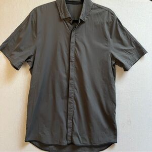 Lululemon Men’s Short Sleeve Button Up Shirt Grey Performance Size M